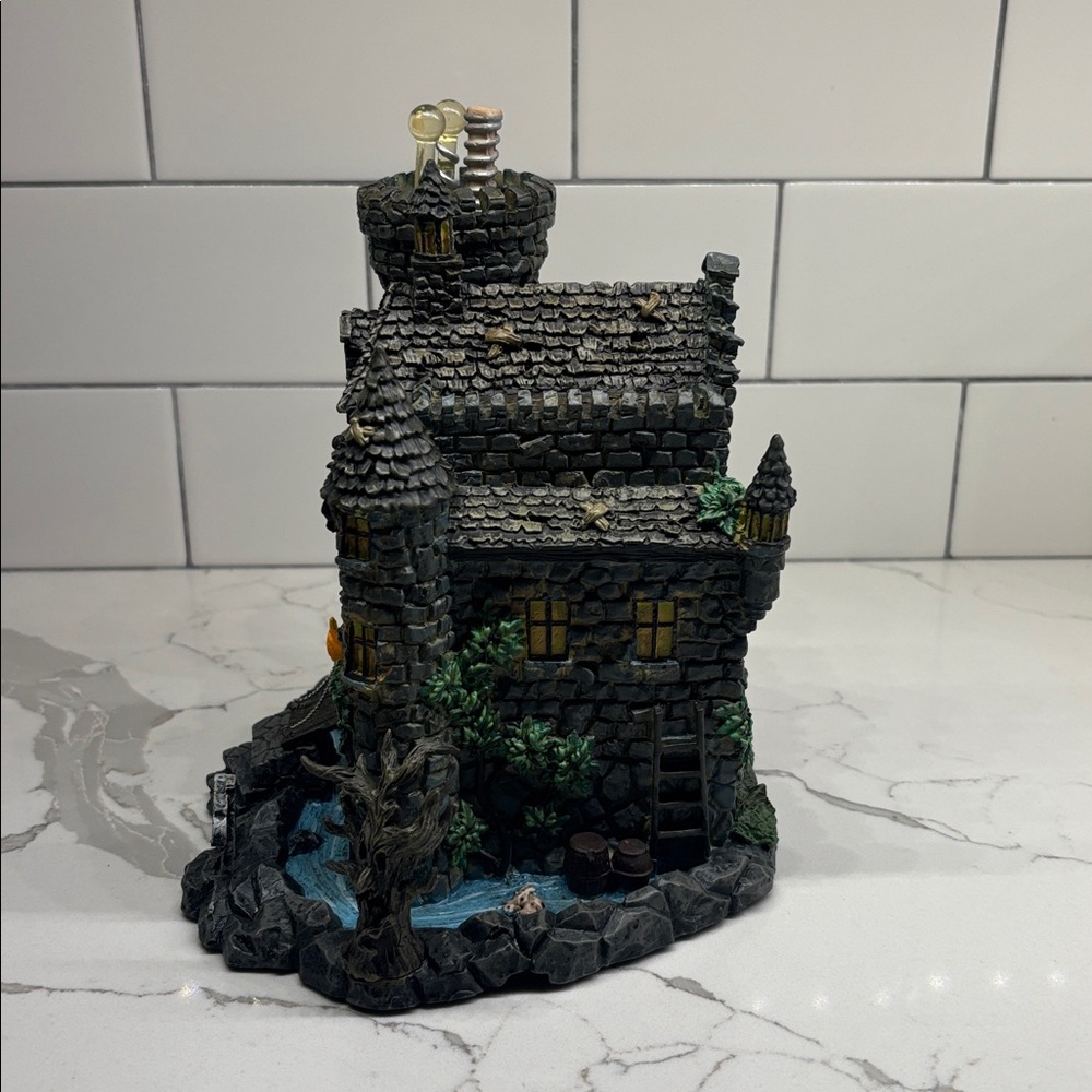 Hawthorne Village Halloween Universal Monsters ~ Frankenstein's Castle W/Figure - Picture 2 of 10